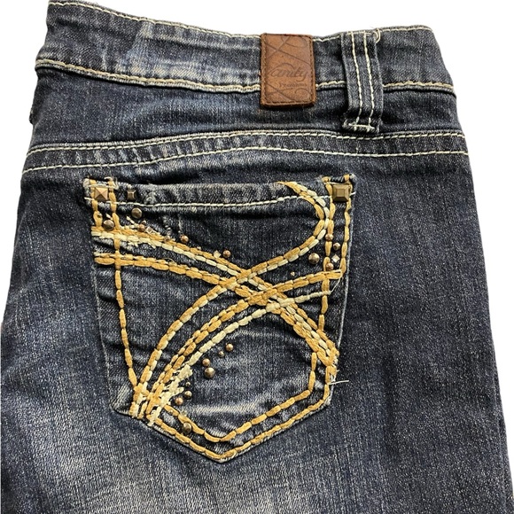 Vanity Premium~Dakota‎ Capri~Size 31~Dark Wash~Distressed - Picture 7 of 7